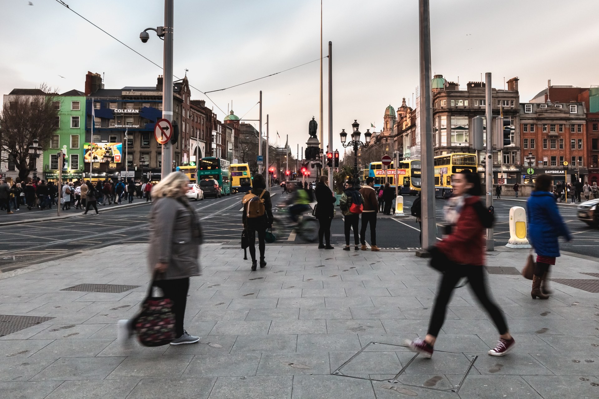 Ľudia kráčajú po ulici v centre Dublinu